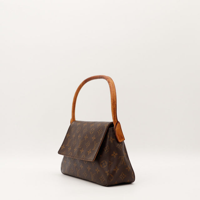 Détail anse cuir vachette patine sombre Louis Vuitton Mini Looping — AMANA Vintage