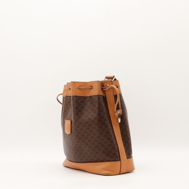 Détail cuir vachette patine caramel base Céline Seau Macadam — AMANA Vintage