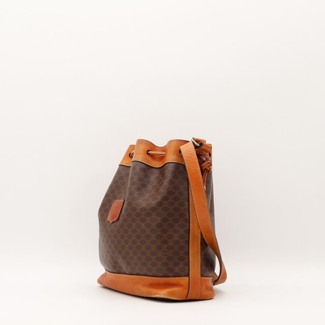 Détail cuir vachette patine prononcée Céline Seau Macadam occasion authentique — AMANA Vintage