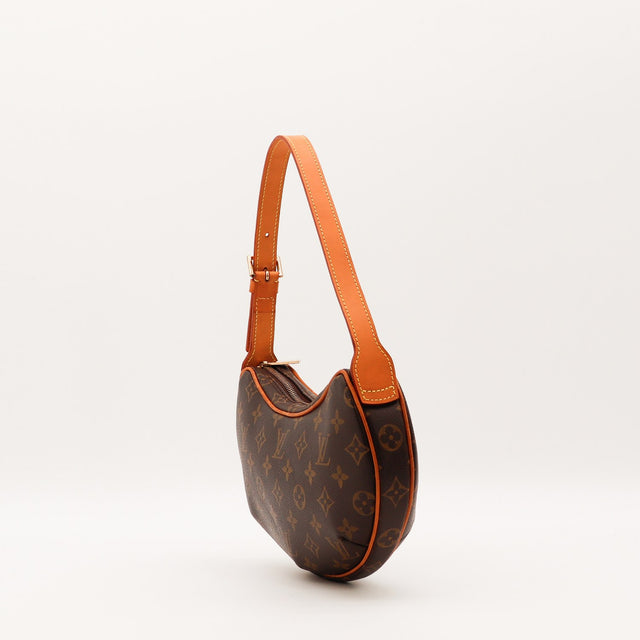 Détail cuir vachette patine caramel Louis Vuitton Croissant PM occasion authentique — AMANA Vintage