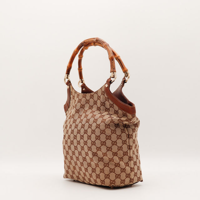 Détail anses bambou patine brun ambre Gucci Tote Bag Bambou occasion authentique — AMANA Vintage