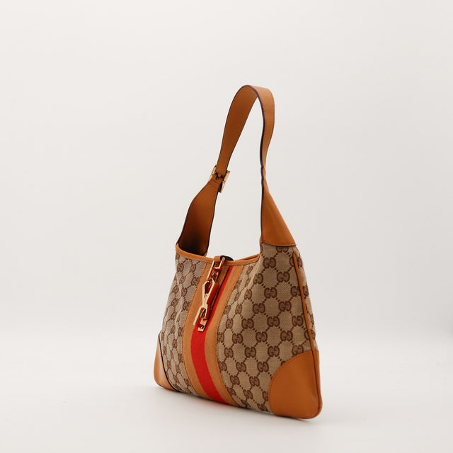 Sac Gucci Jackie Web vue de trois-quarts, bande Web rouge et ocre — AMANA Vintage