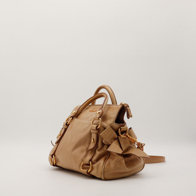 Sac Miu Miu Vitello Bow vue de trois quarts droite cuir beige taupe — AMANA Vintage