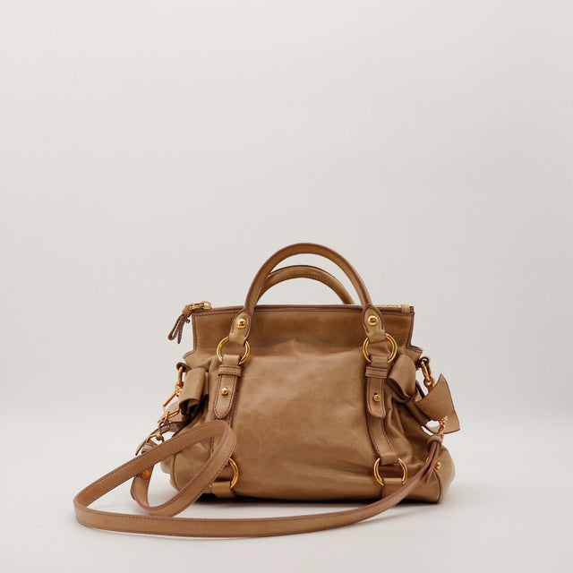Sac Miu Miu Vitello Bow vue de trois quarts gauche avec bandouliere — AMANA Vintage