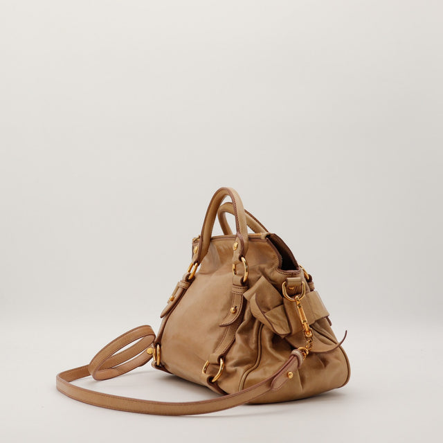 Sac Miu Miu Vitello Bow pose a plat vue de trois quarts — AMANA Vintage