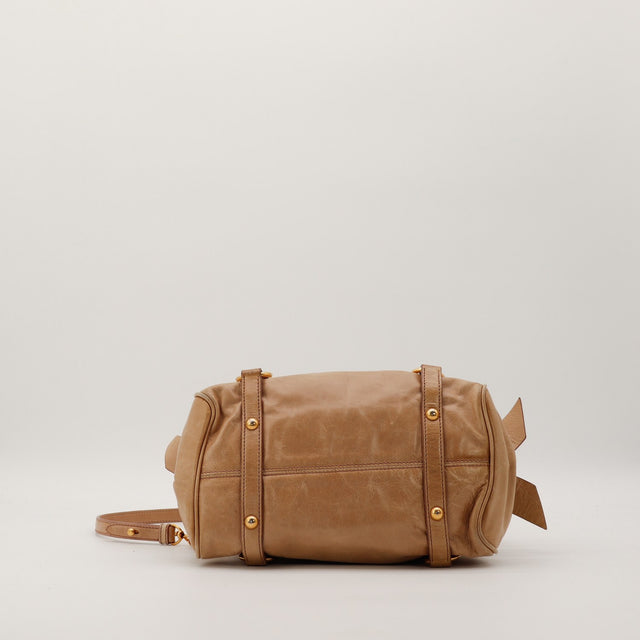 Vue du dessous sac Miu Miu Vitello Bow cuir taupe pieds dores — AMANA Vintage