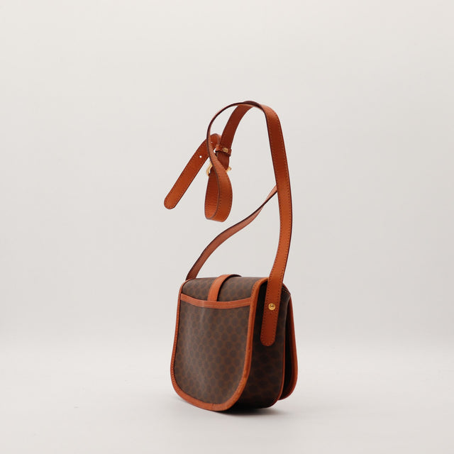 Sac Celine Macadam vue de profil gauche avec bandouliere reglable — AMANA Vintage