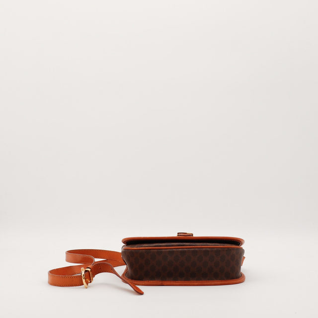 Vue du dessous sac Celine Macadam caramel occasion — AMANA Vintage