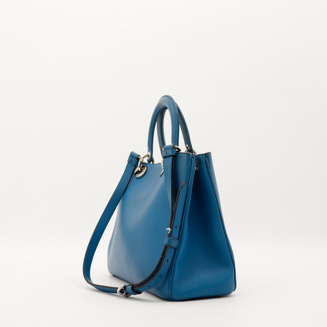 Vue laterale sac Dior Diorissimo bleu canard structure elegante — AMANA Vintage