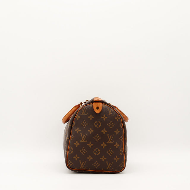 Vue de côté Louis Vuitton Speedy 30 Monogram profil droit languette cadenas vachette — AMANA Vintage