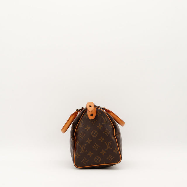 Vue de côté Louis Vuitton Speedy 25 structure compacte fond toile Monogram — AMANA Vintage
