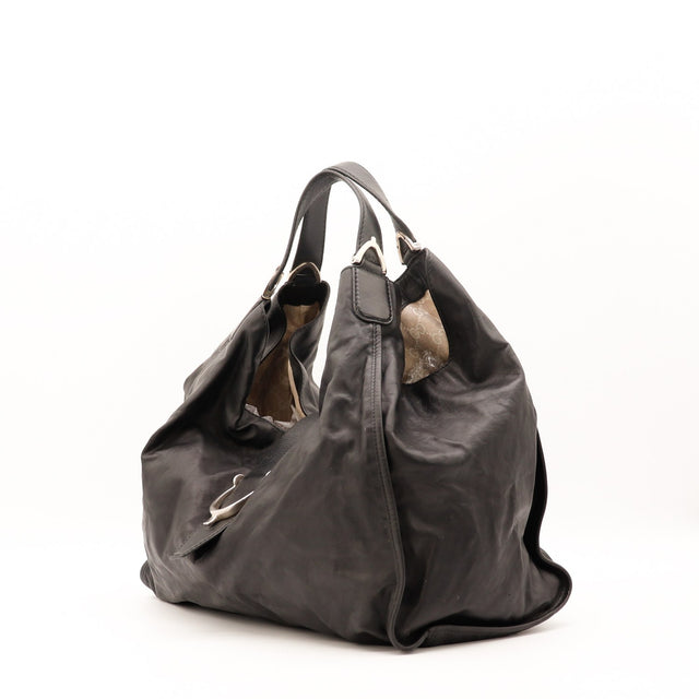Détail fermoir étrier argenté Gucci Stirrup Hobo cuir noir — AMANA Vintage