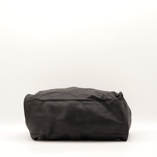 Détail anse cuir souple Gucci Stirrup Hobo noir — AMANA Vintage