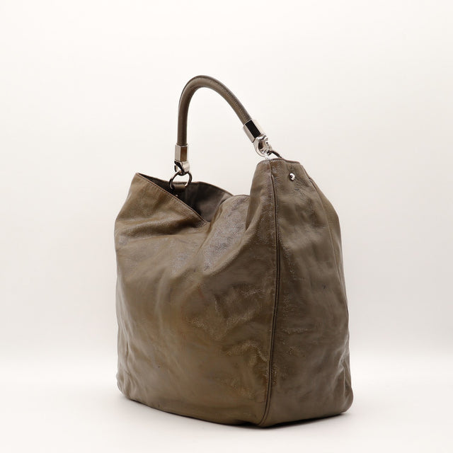Détail mousqueton argenté gravé YSL Roady cuir verni occasion authentique — AMANA Vintage