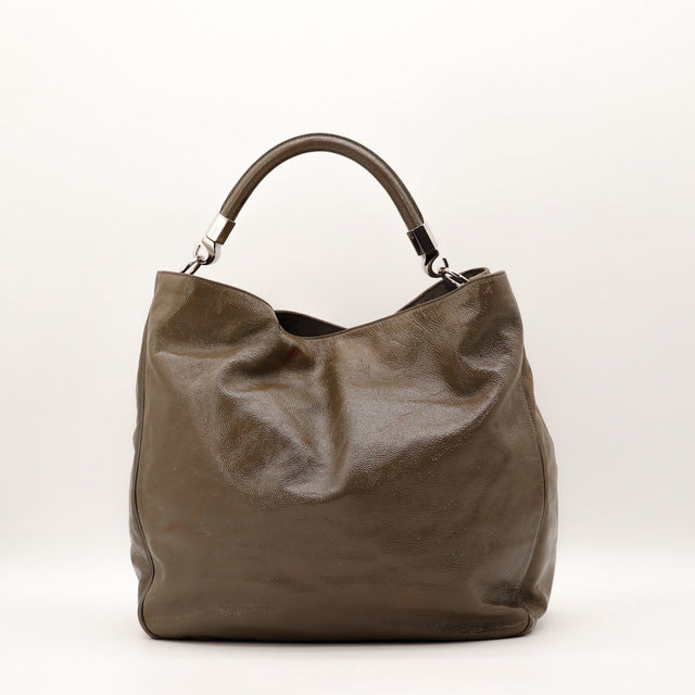 Vue de côté sac hobo Yves Saint Laurent Roady cuir verni kaki occasion authentique — AMANA Vintage