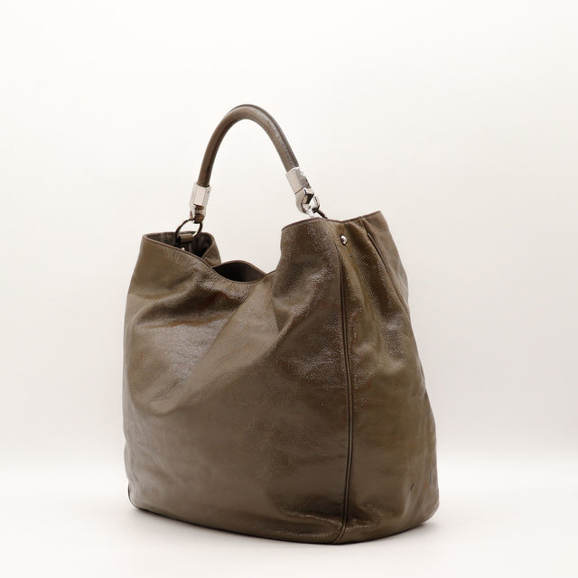 Détail craquelures cuir verni Yves Saint Laurent Roady occasion authentique — AMANA Vintage