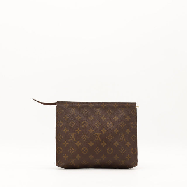 Vue de trois-quarts Trousse de Toilette 26 Louis Vuitton Monogram gauche — AMANA Vintage