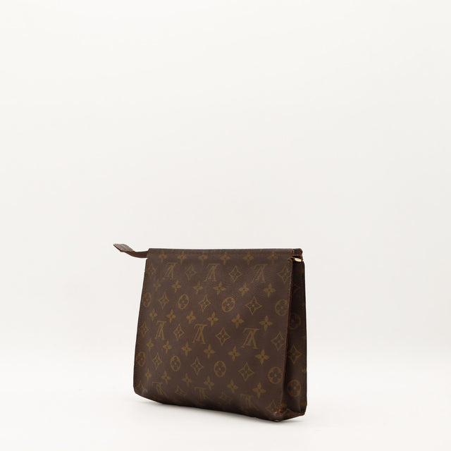 Vue de trois-quarts angle Trousse de Toilette 26 Louis Vuitton Monogram — AMANA Vintage