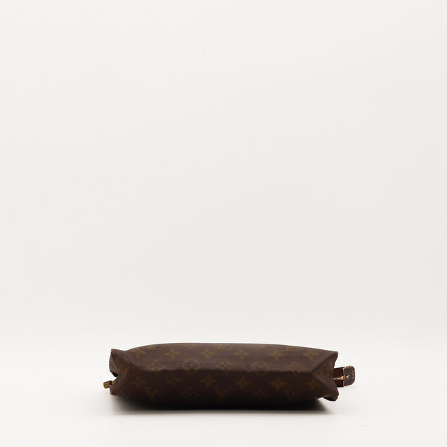 Vue du dessous Trousse de Toilette 26 Louis Vuitton Monogram — AMANA Vintage