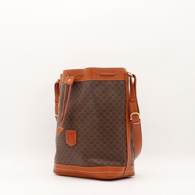 Sac seau Celine Macadam vue de trois quarts cuir cognac bandoulière réglable — AMANA Vintage