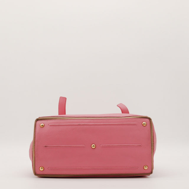 Vue du fond sac Yves Saint Laurent Muse rose avec pieds dorés — AMANA Vintage