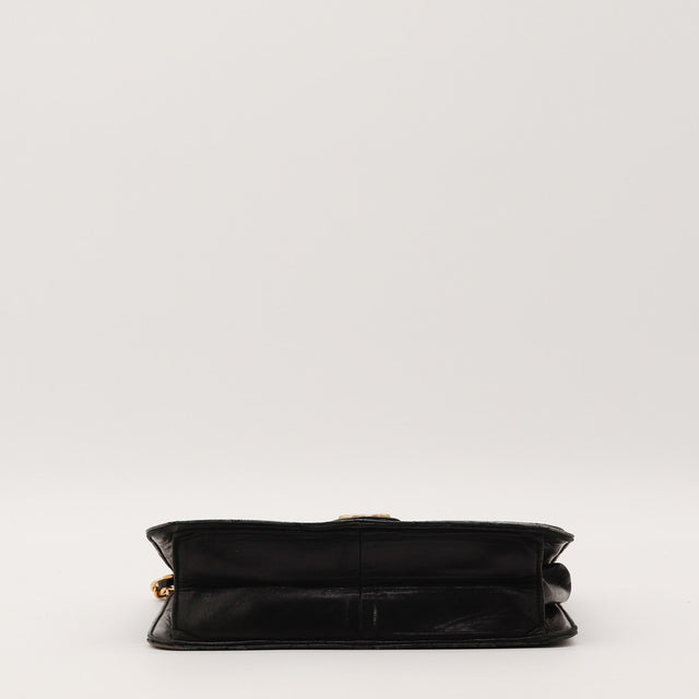 Détail du matelassage Chanel Timeless cuir d'agneau noir occasion authentique — AMANA Vintage