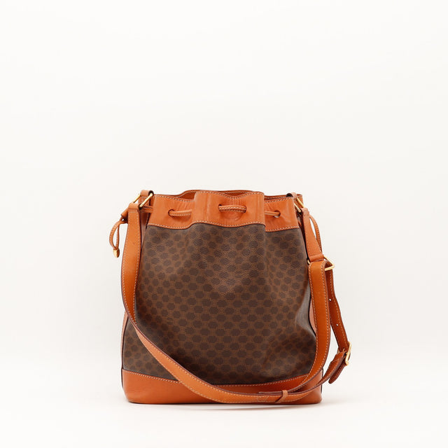 Sac seau Céline Macadam vue de dos avec bandoulière en cuir cognac — AMANA Vintage