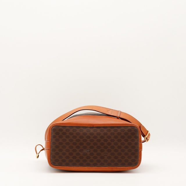 Vue du dessous sac seau Céline Macadam fond en toile et cuir cognac — AMANA Vintage