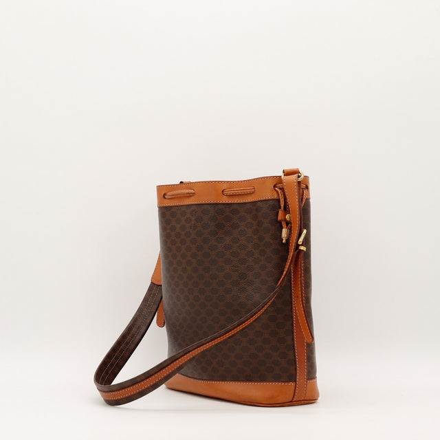 Vue de côté Celine Seau Macadam silhouette structurée bandoulière cuir réglable — AMANA Vintage