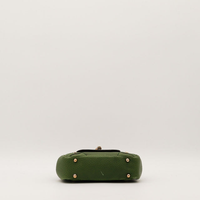 Vue de dessous sac Gucci vert pieds dorés occasion — AMANA Vintage