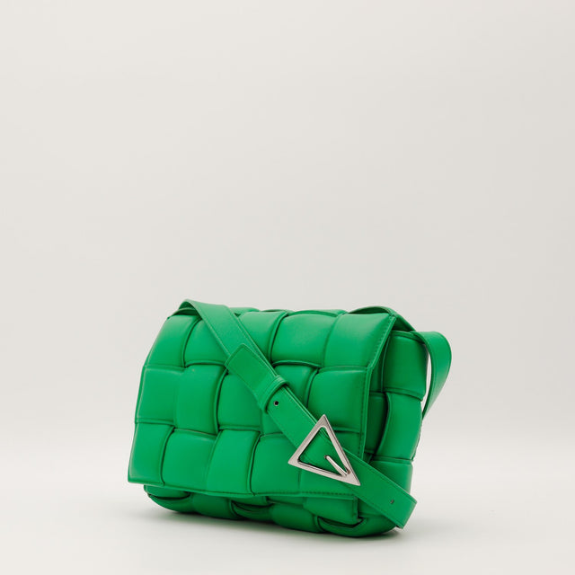 Vue de trois-quarts Bottega Veneta Padded Cassette cuir d'agneau Maxi Intrecciato vert Parakeet occasion authentique — AMANA Vintage