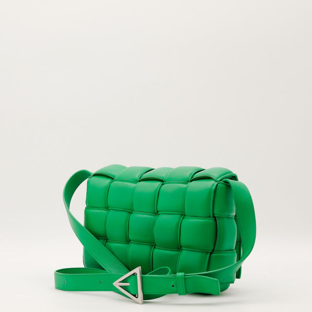 Détail de la bandoulière Bottega Veneta Padded Cassette cuir d'agneau vert Parakeet occasion authentique — AMANA Vintage