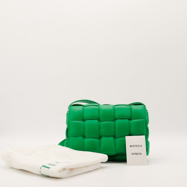 Détail de la plaque du fermoir argentée Bottega Veneta Padded Cassette vert Parakeet occasion authentique — AMANA Vintage
