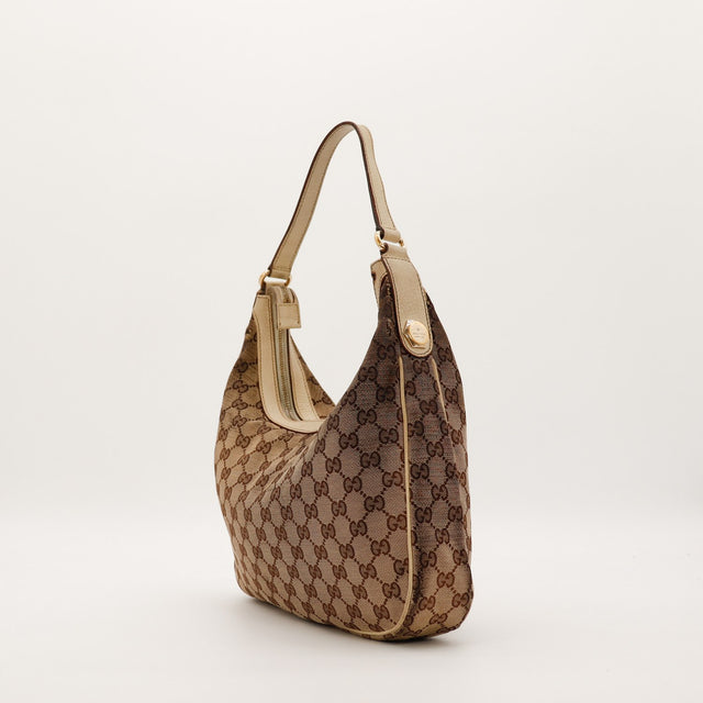 Vue de trois quarts arriere Gucci Hobo GG beige occasion authentique — AMANA Vintage