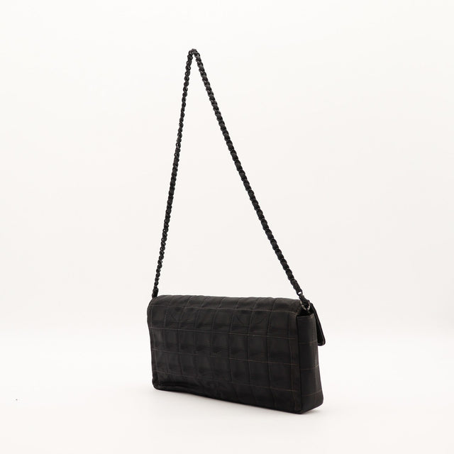 Vue trois quarts droite sac à rabat Chanel Travel Line noir — AMANA Vintage