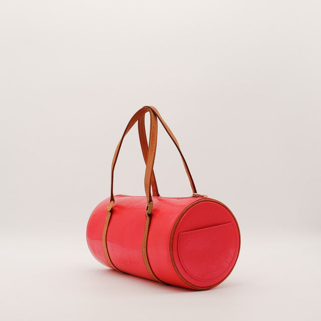 Vue de côté opposé Louis Vuitton Bedford Vernis rouge — AMANA Vintage