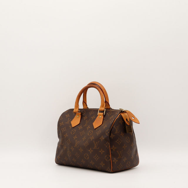 Detail cuir vachette patine caramel Louis Vuitton Speedy 25 — AMANA Vintage