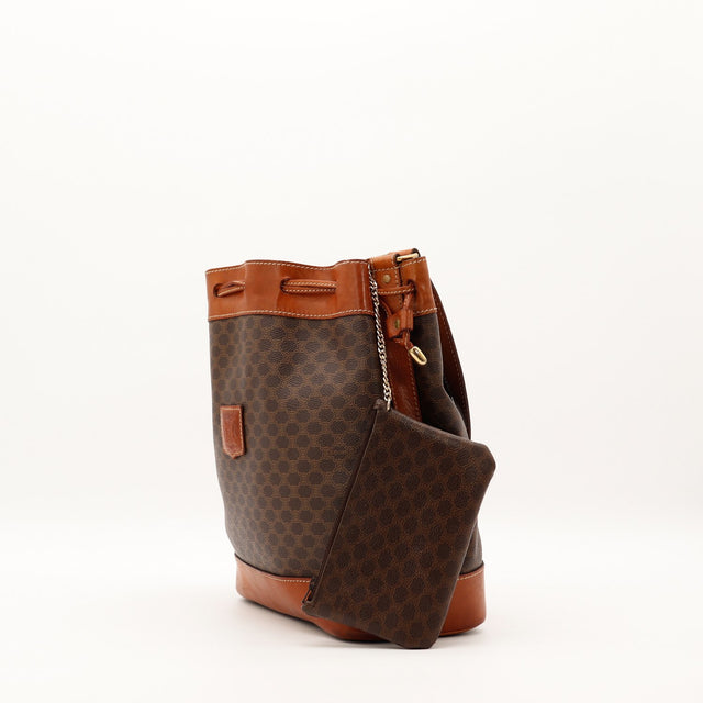 Vue de trois quarts sac seau Céline Macadam cuir naturel cordelière et pochette zippée — AMANA Vintage