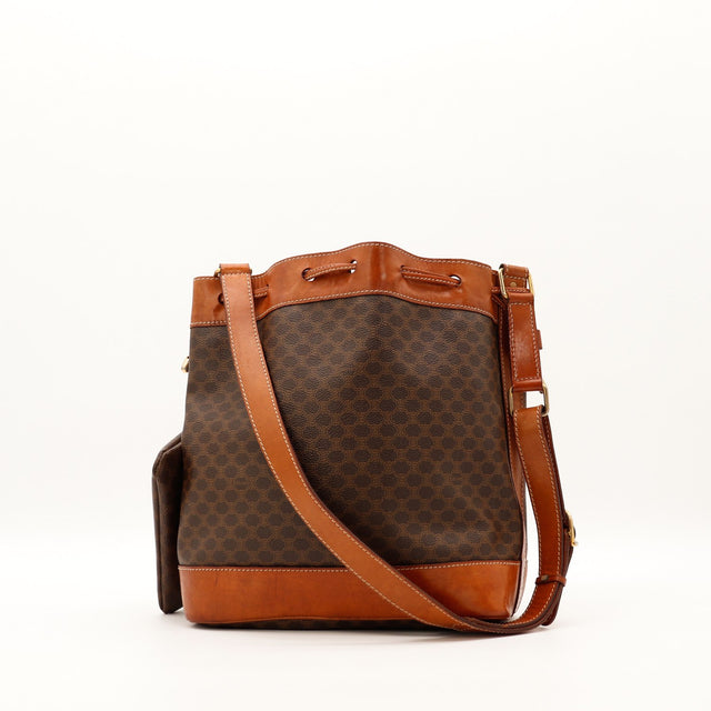 Vue de dos sac seau Céline Macadam bandoulière réglable cuir cognac occasion — AMANA Vintage
