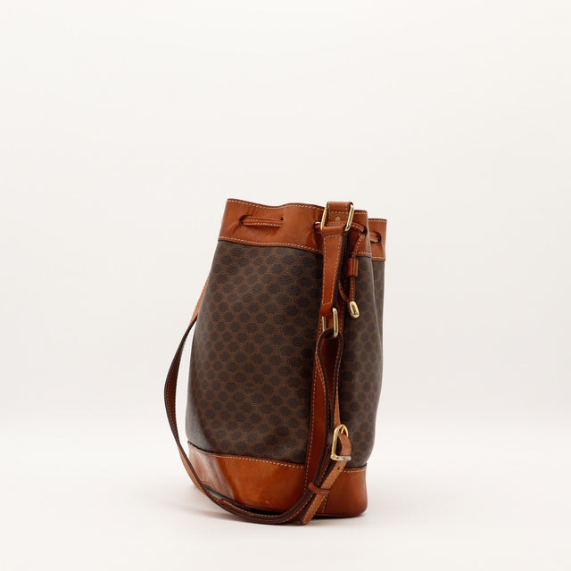 Vue de trois quarts droite sac seau Céline Macadam avec bandoulière et pochette — AMANA Vintage