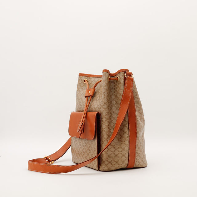 Vue de profil sac seau Celine Macadam cuir cognac et poche extérieure — AMANA Vintage