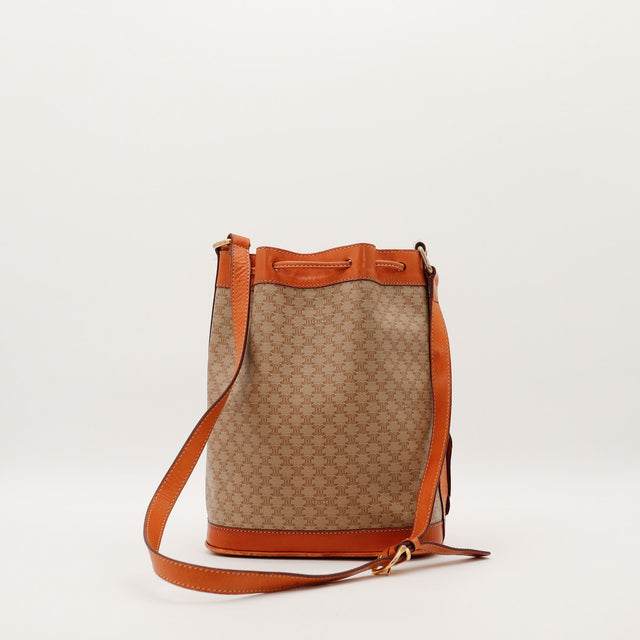 Sac seau Celine Macadam vue de trois quarts droit toile monogrammée cuir cognac — AMANA Vintage