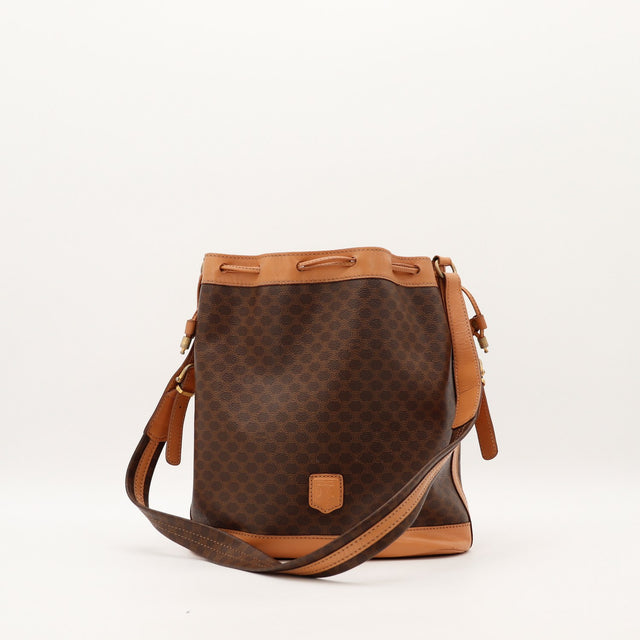 Sac seau Céline Macadam toile monogrammée marron vue de face trois quarts occasion authentique — AMANA Vintage