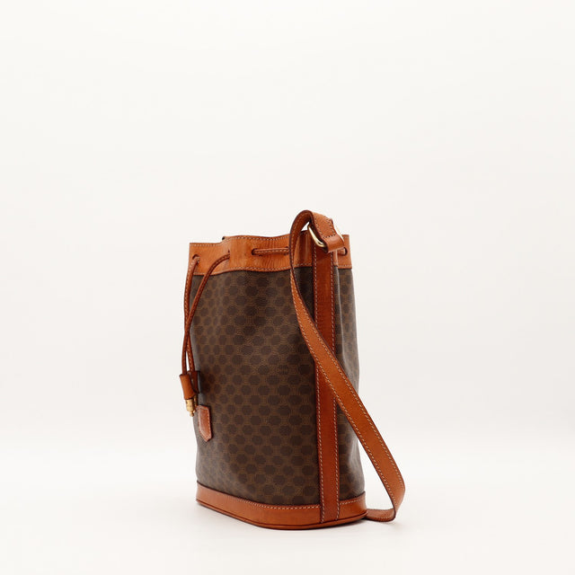 Sac seau Celine Macadam vue de côté avec bandoulière réglable — AMANA Vintage