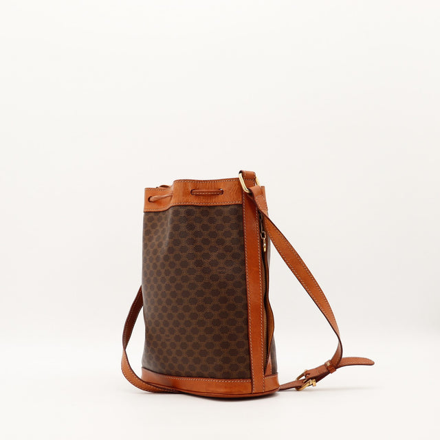 Sac seau Celine Macadam vue trois quarts bandoulière cuir naturel — AMANA Vintage