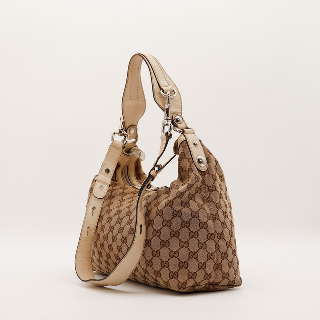 Hobo Gucci toile monogrammée vue de trois-quarts côté gauche avec bandoulière réglable — AMANA Vintage