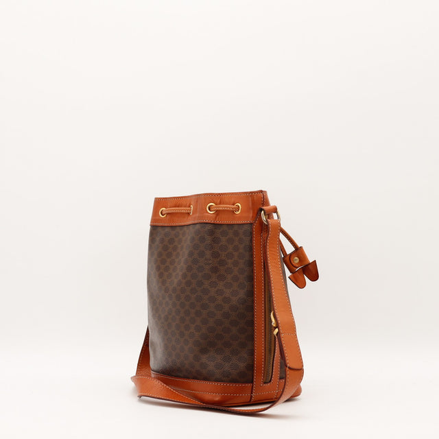 Détail bandoulière réglable cuir naturel patine caramel Céline Seau Macadam — AMANA Vintage