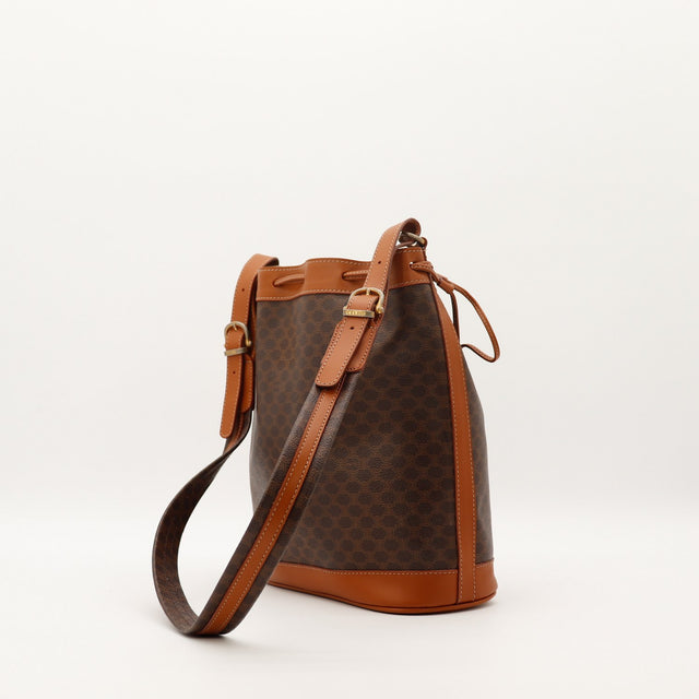 Sac seau Céline Macadam vue trois quarts avec bandoulière réglable cognac — AMANA Vintage