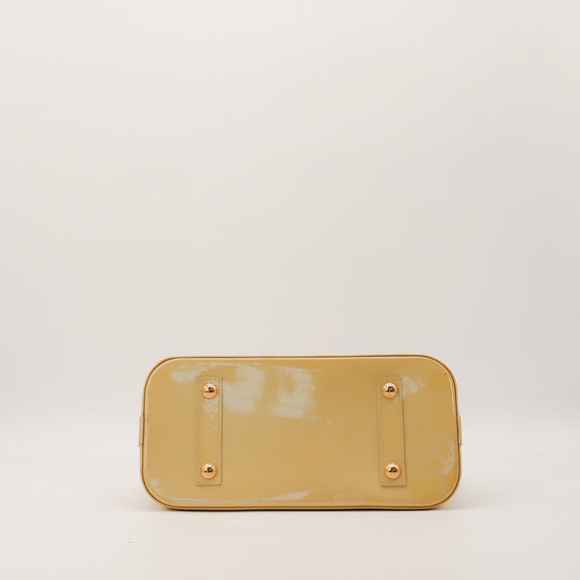 Vue du dessous Louis Vuitton Alma MM Vernis kaki pieds metalliques — AMANA Vintage