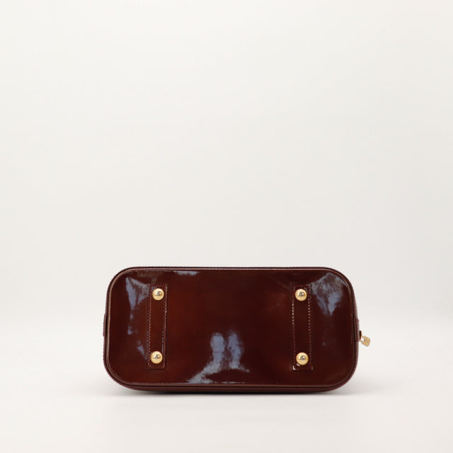 Vue du fond Louis Vuitton Alma PM Vernis Amarante avec pieds dorés — AMANA Vintage